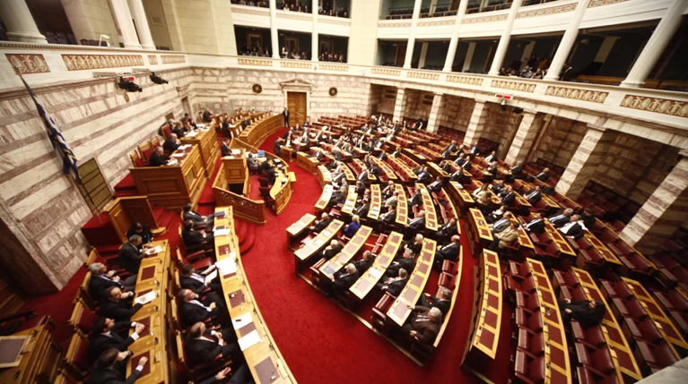Live η συζήτηση στη Βουλή για πολυνομοσχέδιο και νέα μέτρα