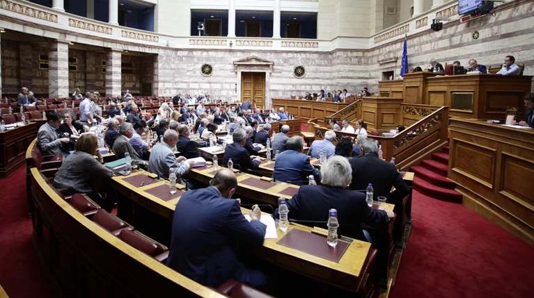 Σφυροκοπούν την κυβέρνηση στη Βουλή για τα νέα μέτρα: Ξεπουλάτε τα πάντα