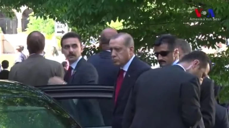 Ξύλο στους Κούρδους υπό το βλέμα του Ερντογάν-Έδωσε εντολή; (ΒΙΝΤΕΟ)