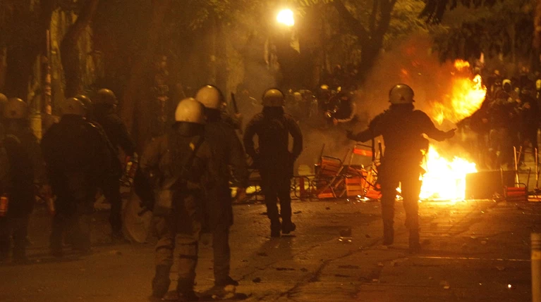 Εκαψαν κάδους & αυτοκίνητα οι μπαχαλάκηδες στην Ακαδημίας