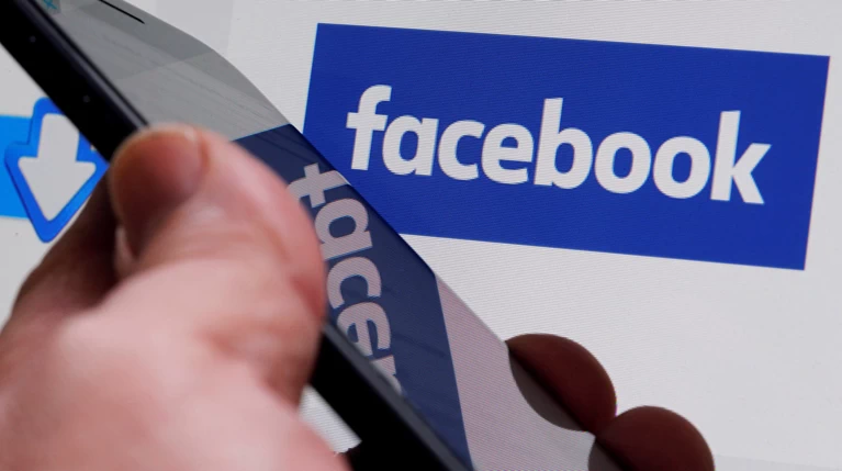 Τραγέλαφος στο Facebook με τον έλεγχο για τις αναρτήσεις των χρηστών