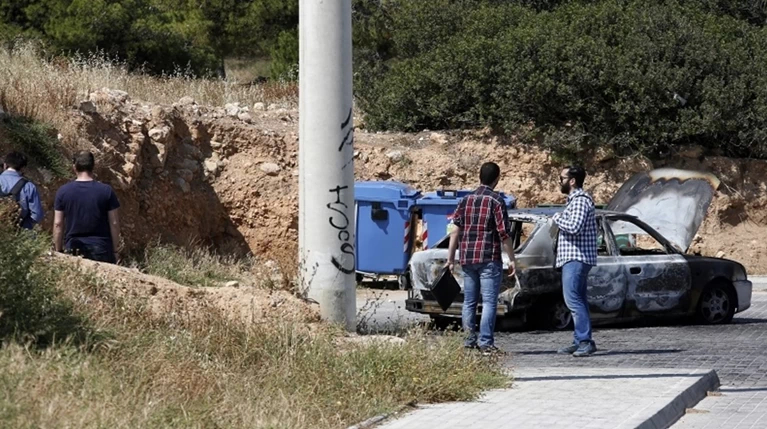 Απανθρακωμένοι σε ΙΧ σε Κερατσίνι & Καβούρι: Aυτοκτονία η έγκλημα; (ΦΩΤΟ)