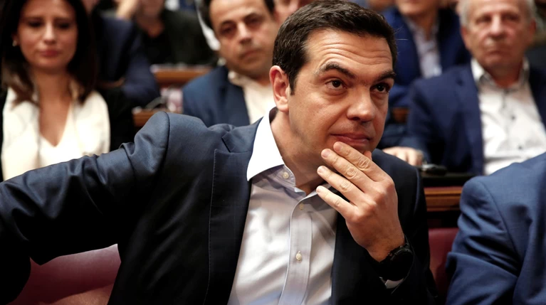 Ο Τσίπρας βάζει «νερό στη... γραβάτα του» για το χρέος