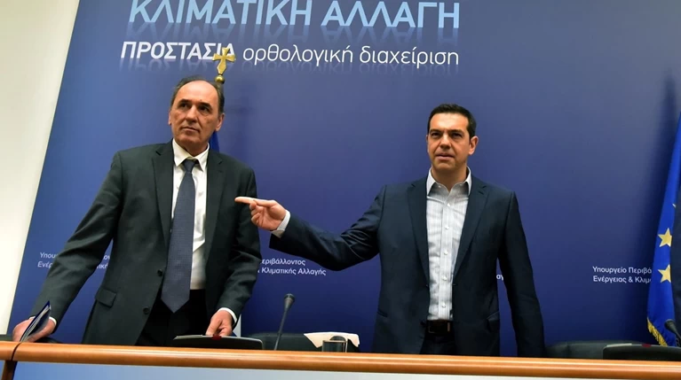 Στο συρτάρι η γραβάτα, στον αέρα το QE & στο βάθος... μνημόνιο