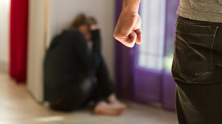Προφυλακίστηκε ο πατέρας που έδενε την κόρη του στο καλοριφέρ