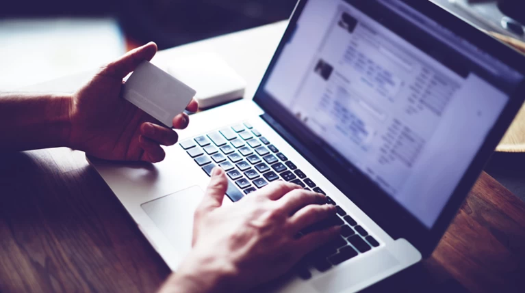 Τι αλλάζει στις online μεταφορές χρημάτων από 500 € και άνω