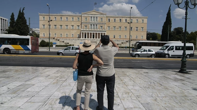 Γιατί το Economist έγραψε "Kalο taxídi!" στο twitter του;