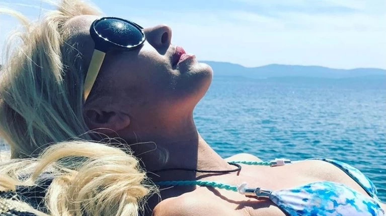 Η ασυνήθιστη ολόσωμη φωτογραφία της Ελένης Μενεγάκη με το μπικίνι της