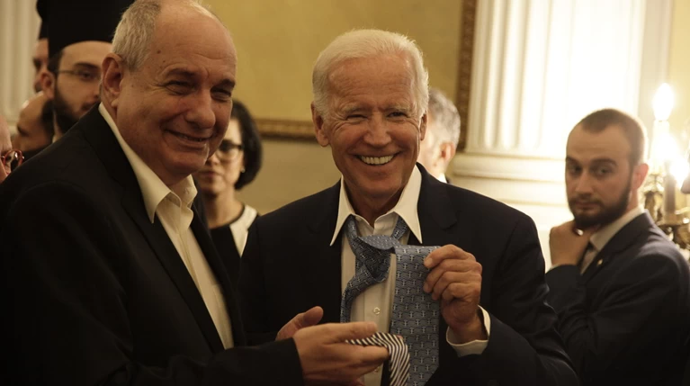 Άγνωστο περιστατικό: Επίσκεψη Μπάιντεν στην Αθήνα - Η προτροπή για τη διεκδίκηση της αμερικανικής προεδρίας και η σύσταση ως... Μπαϊντενόπουλος (εικόνες) 8 O Κουίκ και ο Μπάιντεν αντάλλαξαν γραβάτες ...επί τόπου | Πολιτική Ειδήσεις