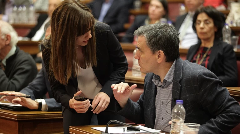 Πολιτικό "μασάζ" Τσακαλώτου σε βουλευτές για τη συμφωνία