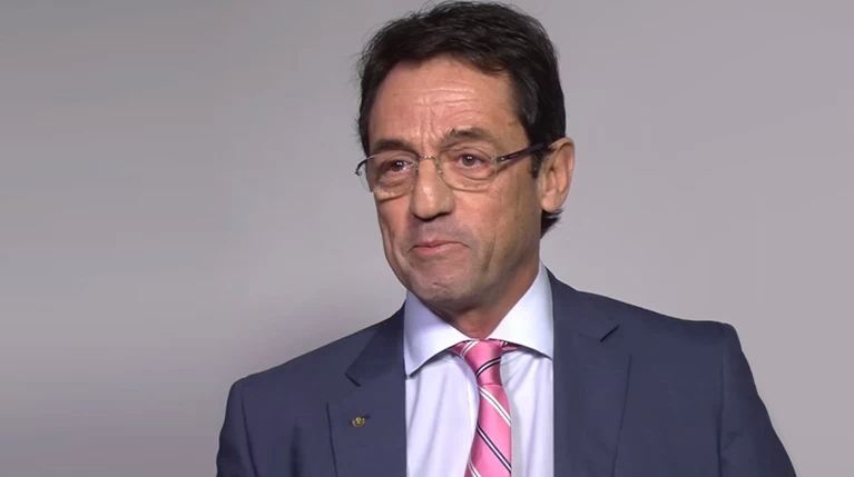 Μάικ Σπανός: Η εξωπλανητική επιλογή του ΑΚΕΛ για την προεδρία της Κύπρου