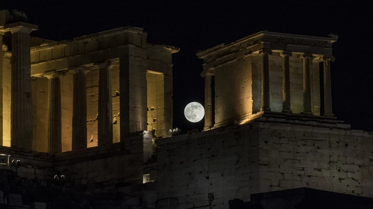 H πρώτη πανσέληνος του καλοκαιριού πάνω από την Ακρόπολη