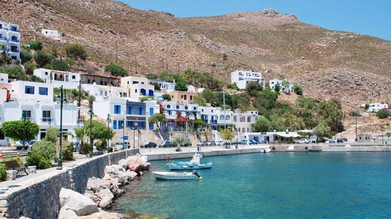 Guardian: Τήλος, το πρώτο νησί στη Μεσόγειο με αιολική και ηλιακή ενέργεια