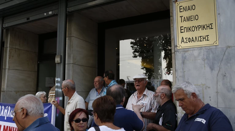 Στη ζώνη του λυκόφωτος οι επικουρικές - Στο περίμενε χιλιάδες αιτήσεις