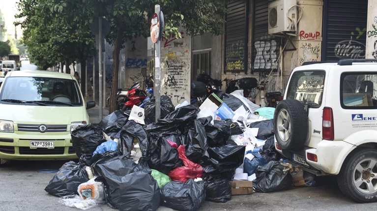 Σε κλοιό σκουπιδιών οι πόλεις - αμετακίνητοι οι εργαζόμενοι