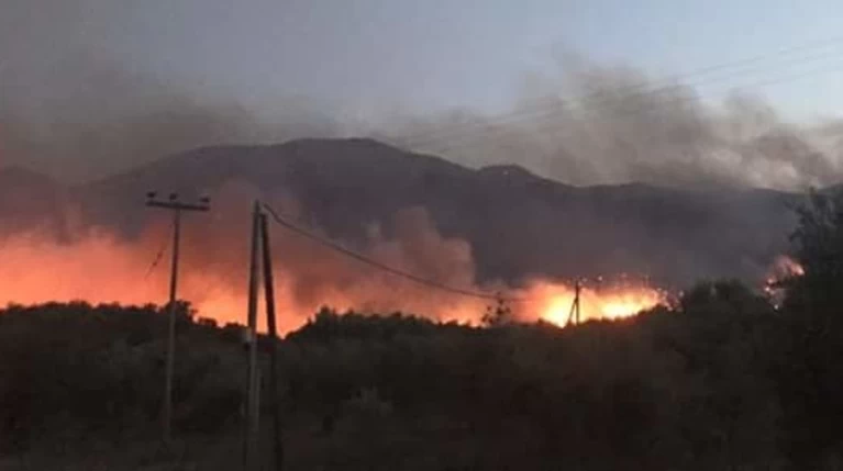 Ανεξέλεγκτη η φωτιά στην ανατολική Μάνη-Κάηκαν σπίτια