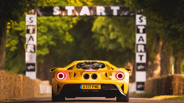 Οι Ford GT και Mustang GT4 άστραψαν και βρόντηξαν στο Goodwood