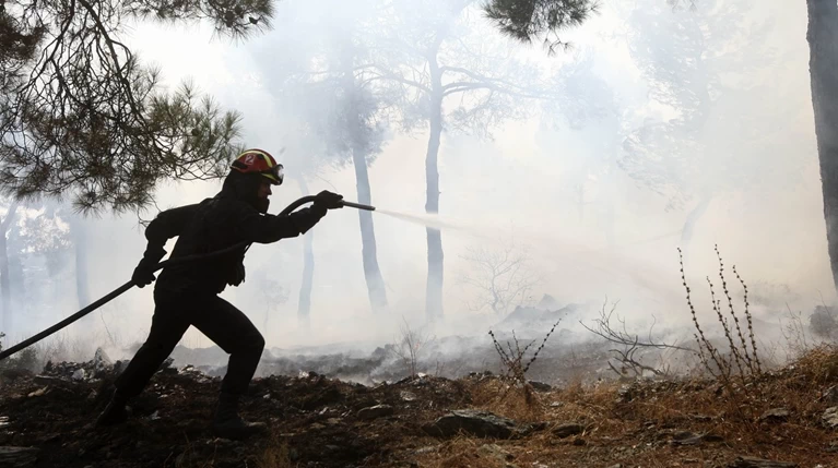 Συνεχείς αναζωπυρώσεις στο Δαμνόνι Ρεθύμνου σε δύσβατη περιοχή