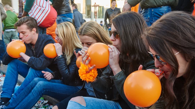 Τι ακριβώς είναι το αέριο του γέλιου, το νέο επικίνδυνο ναρκωτικό