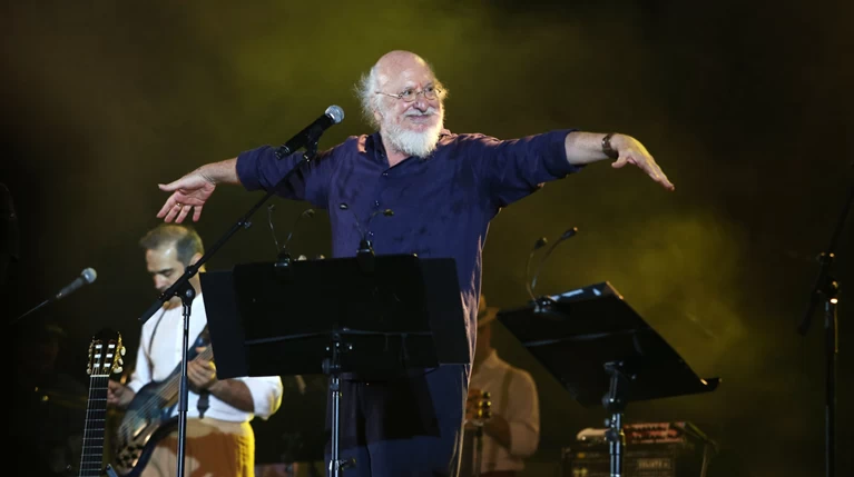 Η στιγμή που ο Σαββόπουλος "έκοψε" στη μέση τον Ζουγανέλη στη σκηνή