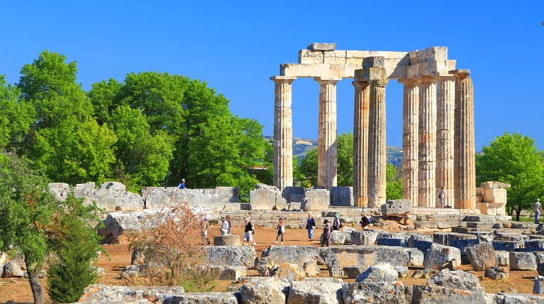 Εβγαζε σέλφι στο ναό του Δία στη Νεμέα μόνο με το εσώρουχο