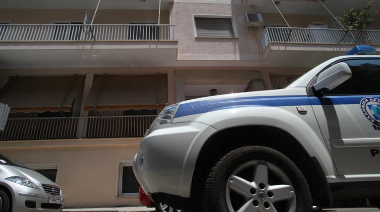 Πήγε να τους... βοηθήσει αλλά τους έκλεψε 1000 ευρώ