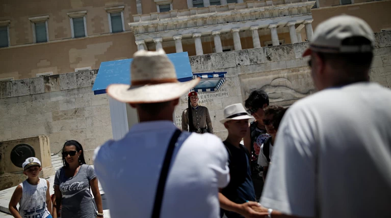 Spiegel: Ο ελληνικός τουρισμός ανθεί,οι εργαζόμενοι υποφέρουν