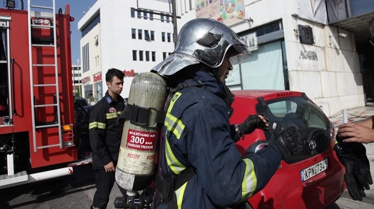Φωτιά ξέσπασε στη ΔΟΥ Εξαρχείων - Σώοι οι εργαζόμενοι