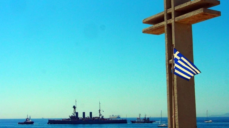 Tο θωρηκτό Αβέρωφ επέστρεψε στο Φλοίσβο (φωτογραφίες)