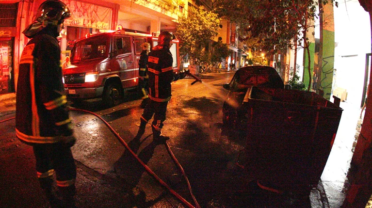 Νέα «άσκηση» κουκουλοφόρων με στόχο τα γραφεία του ΠΑΣΟΚ