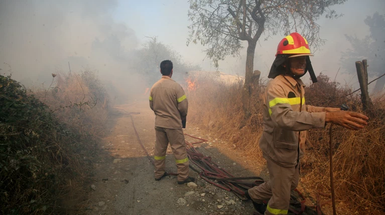 Φωτιά σε δύο μέτωπα στο Πικέρμι, καίει κοντά σε ξενοδοχείο