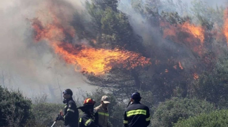 Διαστάσεις έχει πάρει η φωτιά στις Σπέτσες, διάσπαρτες εστίες