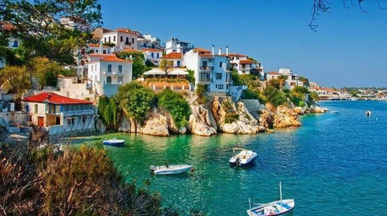 Παρέλαση διασήμων στη Σκιάθο για διακοπές