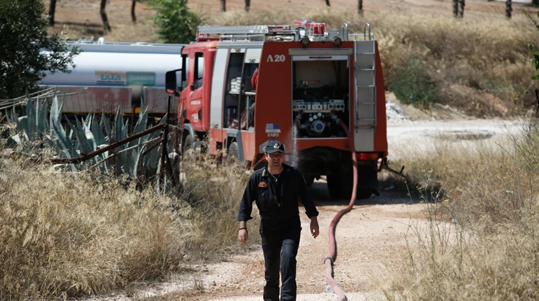 Σε εξέλιξη η φωτιά στην Επανομή - Στις φλόγες ΙΧ στην Εγνατία