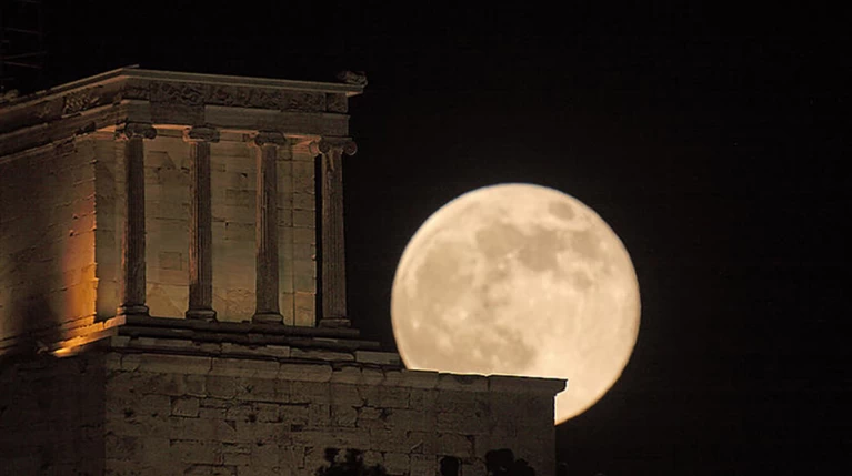 Πού θα δείτε απόψε την μαγική πανσέληνο του Αυγούστου