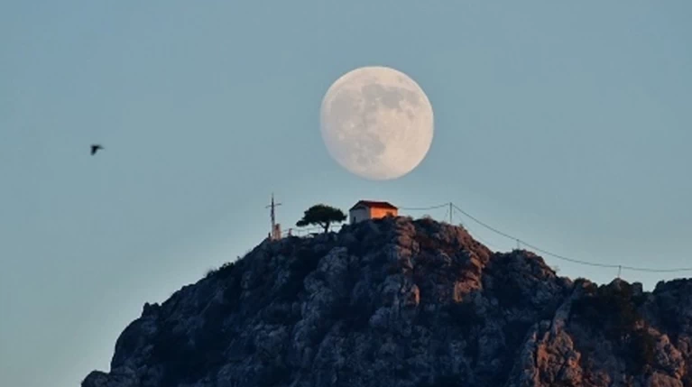 Εικόνες από την ξεχωριστή & εντυπωσιακή πανσέληνο με μερική έκλειψη σελήνης