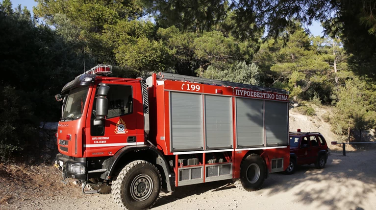 Πυρκαγιά σε ρεματιά στο Μενίδι κοντά σε κτίρια