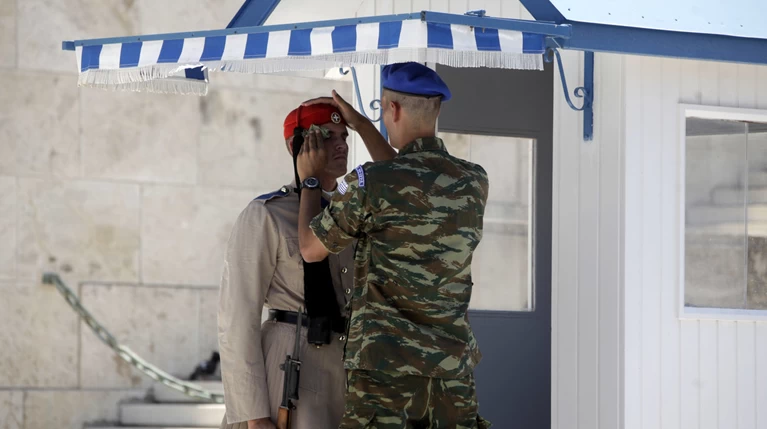 Οι δύσκολες ώρες των Ευζώνων στο «λιοπύρι» του Συντάγματος