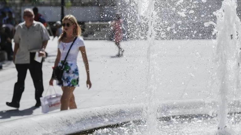 Καύσωνας non stop με 40άρια και ισχυρά μελτέμια
