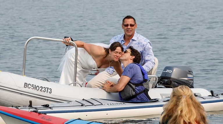 Δεν κρατήθηκε ο Τριντό: Έκανε photobomb σε νεόνυμφους