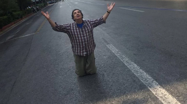 Ο Άγγελος Παπαδημητρίου "προσεύχεται" στην άδεια Αθήνα