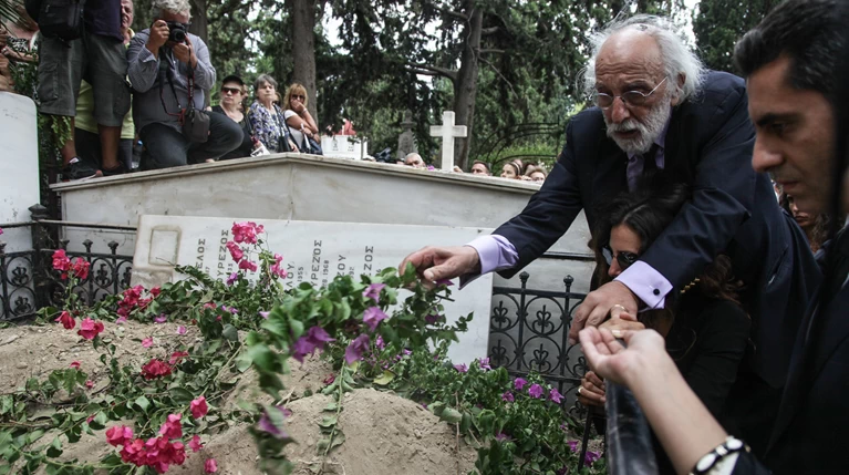 «'Επεσε η αυλαία» για τη Ζωή Λάσκαρη - σπαρακτικό το «αντίο» ( φωτό)