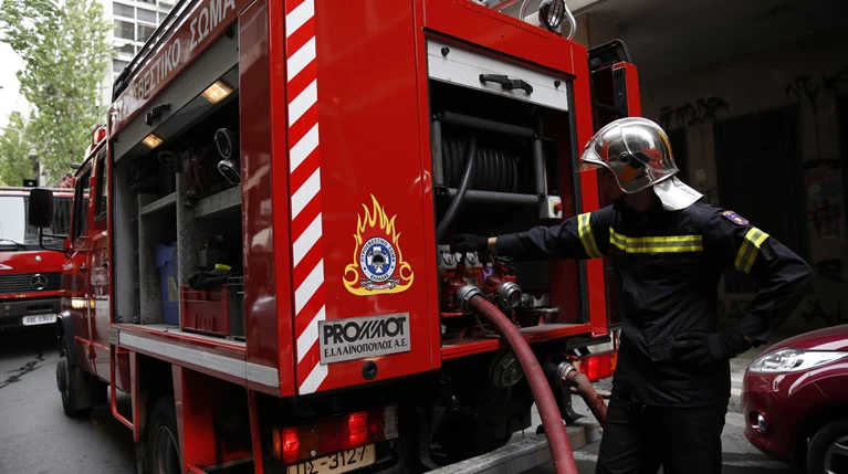 Πετρούπολη: Στις φλόγες διαμέρισμα, με εγκαύματα πατέρας και κόρη
