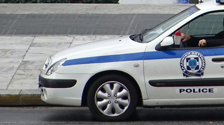 16χρονος προσπάθησε να βγει από περιπολικό και τον χτύπησε αυτοκίνητο