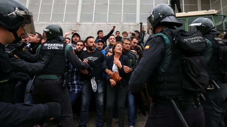 Βία χωρίς τέλος στην Καταλονία: 460 τραυματίες