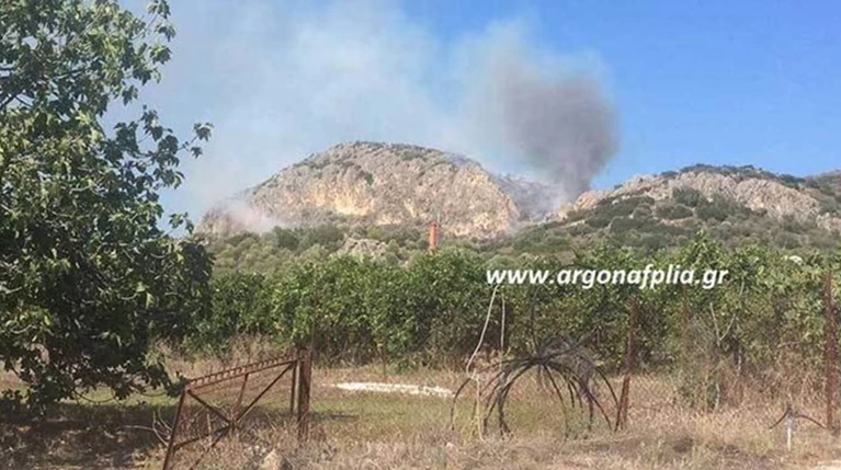 Eπικίνδυνη φωτιά κοντά σε σπίτια έξω από το Ναύπλιο