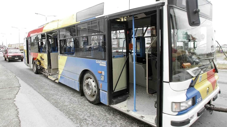 Τρεις τραυματίες σε σύγκρουση λεωφορείου με ΙΧ αυτοκίνητο στη Θεσσαλονίκη