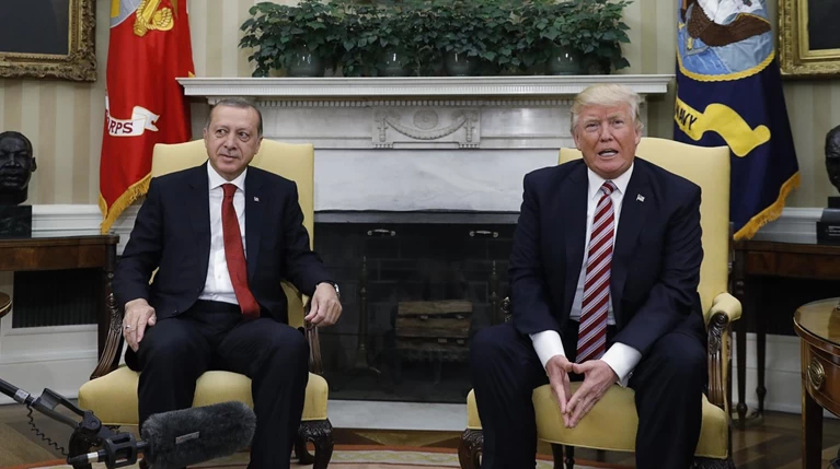 Τι κρύβεται πίσω από τον πόλεμο του Ερντογάν με τον Τραμπ