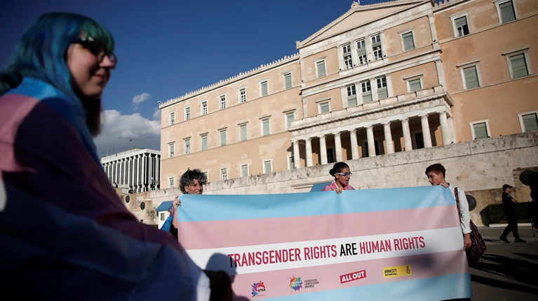 Reuters: Ρωγμές στην συγκυβέρνηση λόγω της ταυτότητας φύλου