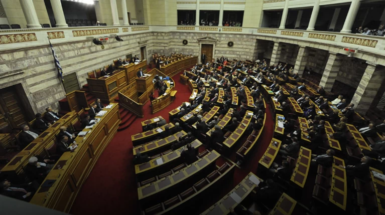 Σε τεντωμένο σκοινί οι εσωκομματικές ισορροπίες για την ταυτότητα φύλου
